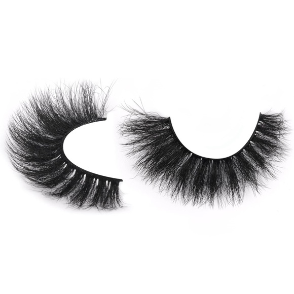 Designer Lashes With Customized Box - Picture 2 of 4